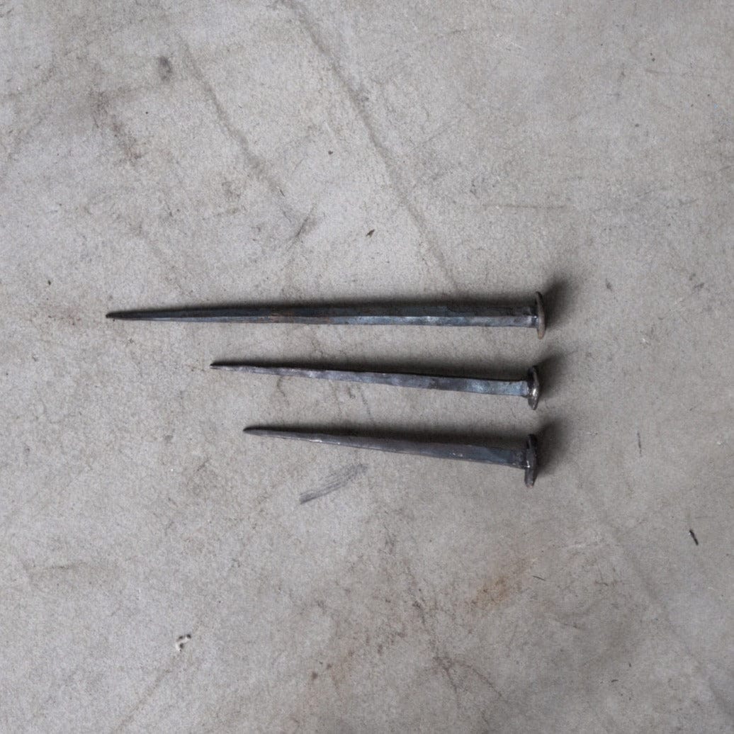 Unik by Hand Dekorationer Handsmidd spik – väggkrok i stål 20 cm